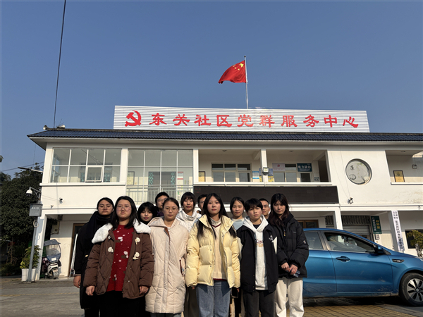 志愿者在社區(qū)集合.jpg