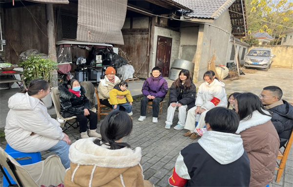 志愿者與社區(qū)老人談心.jpg