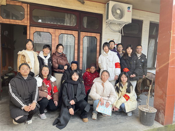 志愿者與社區(qū)特扶家庭合影 (4).jpg
