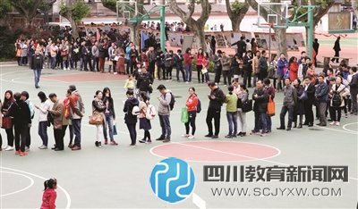 南京民辦校招160人來3000多人，家長排一夜