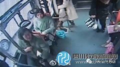 爺爺路口攔公交罵女司機(jī) 8歲孫女道歉:爺