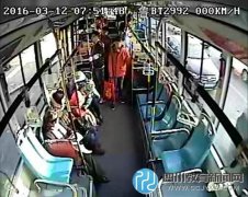 熊孩子公交車內放鞭炮 孩子母親一臉不屑