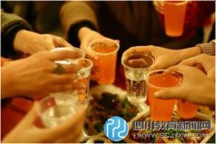 新生入學(xué)生會體驗酒桌文化 社聯(lián)主席月赴